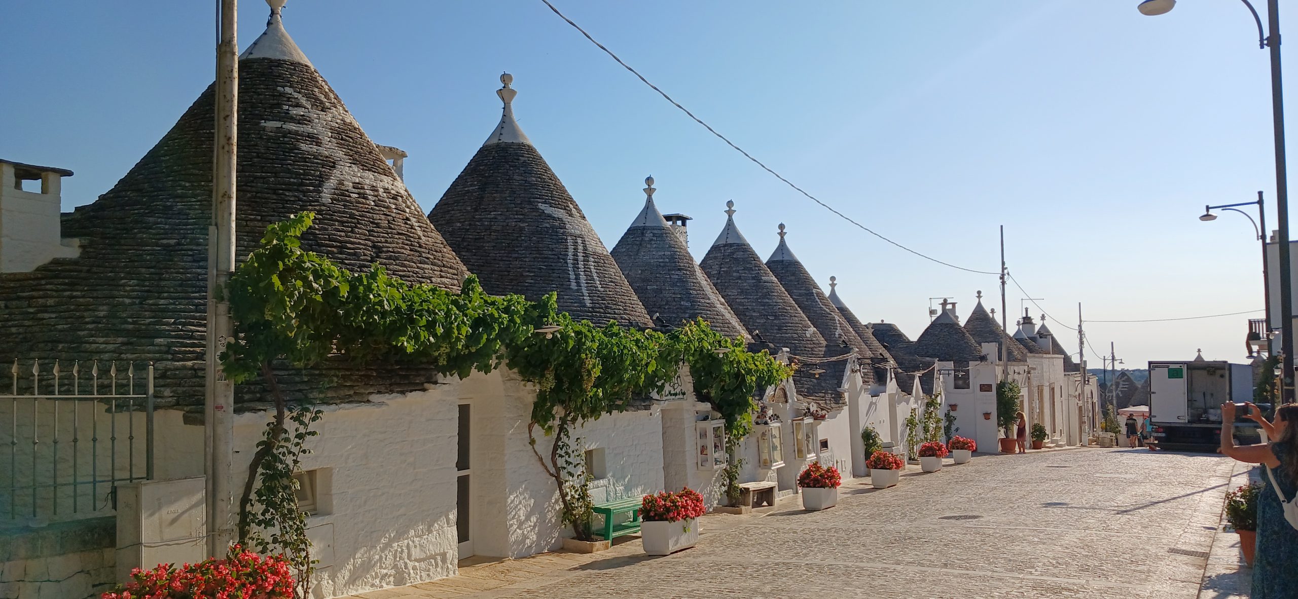 Alberobello la bottega dei fischietti 080008